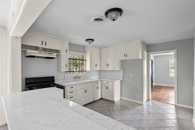 Building Photo - 7450 Lakewood Dr