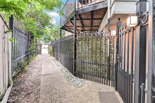 Building Photo - 6306 Riverview Way