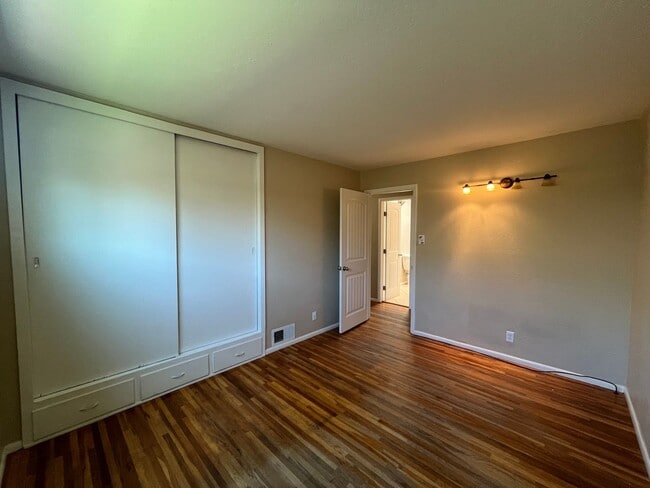 Building Photo - Charming 3 Bedroom 2 Bathroom Home In The NE!