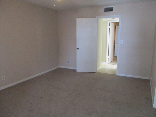 Building Photo - 6751 N University Dr