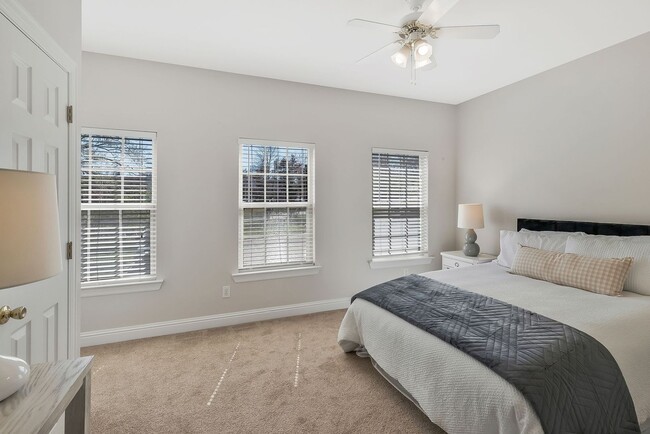 Building Photo - FABULOUS LOCATION!! 2BEDROOM 2 BATH TOWNHO...