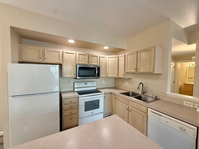 Building Photo - Beautiful,  2 Bed/2 Bath Condo in High Pla...