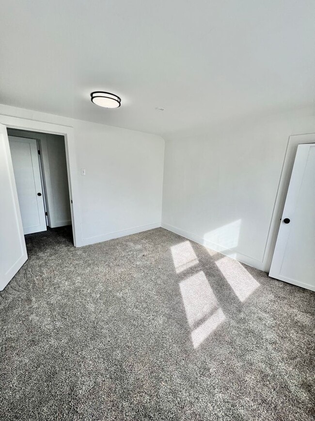 Building Photo - 4 Bedroom House in New Haven