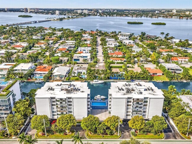 Building Photo - 10000 W Bay Harbor Dr