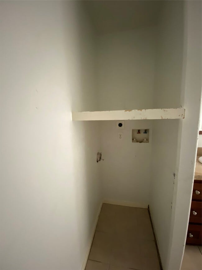 Building Photo - 3815 Putnam Dr