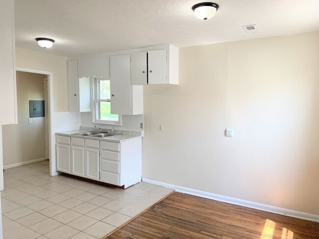 Building Photo - Cozy 2 bedroom home
