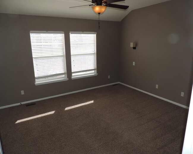 Building Photo - Conservatory 4 Bedroom Home (Available Imm...