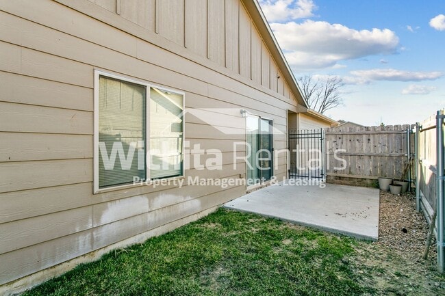 Building Photo - 3 bedroom 2 bath duplex - Derby Schools