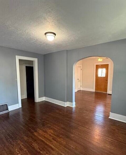 Building Photo - 427 S Prairie Ave