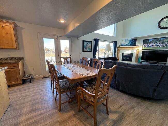 Building Photo - Beautiful Home available with Short Term L...
