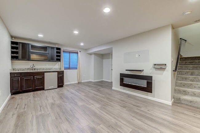 Building Photo - Gorgeous Updated 3 Bed 2.5 Bath Home w/2 C...