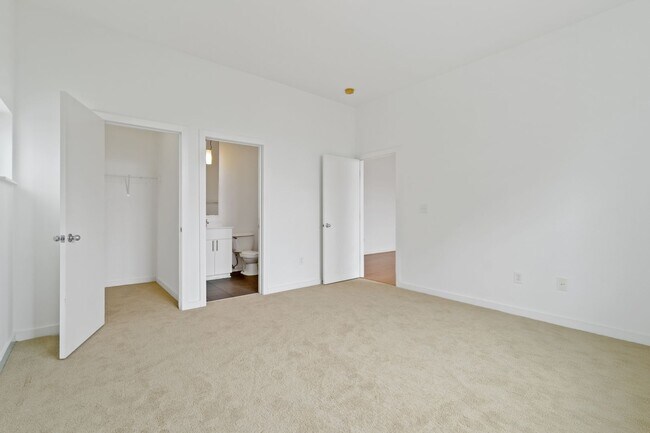 Building Photo - Gorgeous Downtown Durham 2bd/2ba Condo Ava...