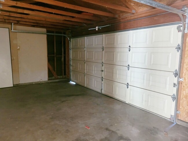 Building Photo - You will love this 2 bedroom 1.5 bath in 29 Palms  Close to Marine Base