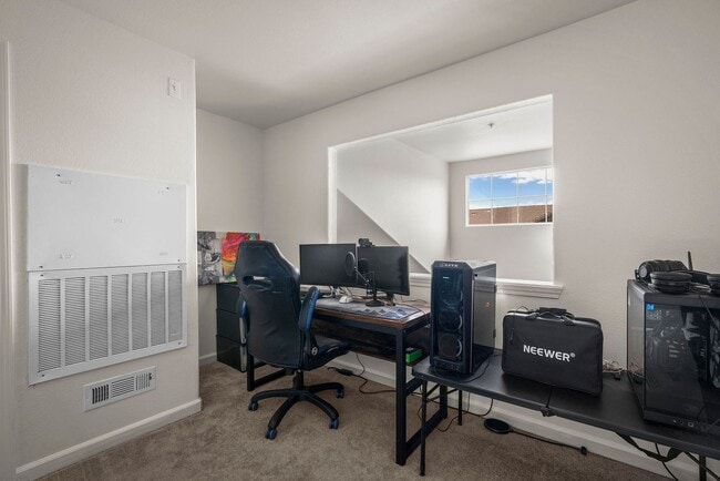 Building Photo - One bedroom condo with bonus space/loft, community pool and gym. Pets welcome!