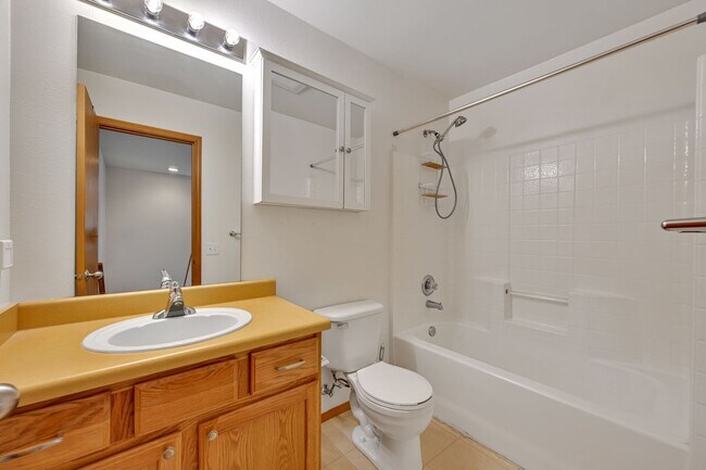 Building Photo - 4 BED & 2.5 SINGLE FAMILY HOUSE FOR RENT