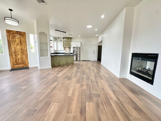 Building Photo - Beautiful 3-bed 2 bath Home! VIEWS VIEWS V...