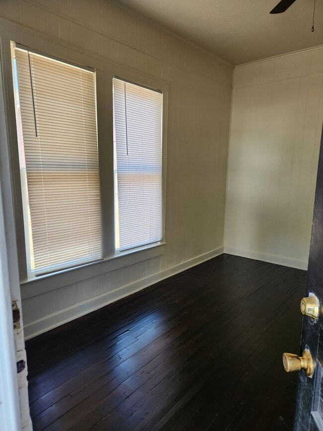 Building Photo - 1 Br Duplex - Available Now