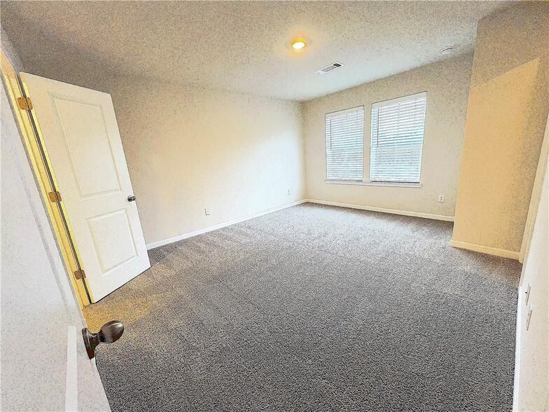 Building Photo - 4141 Oakwood Ter Ct