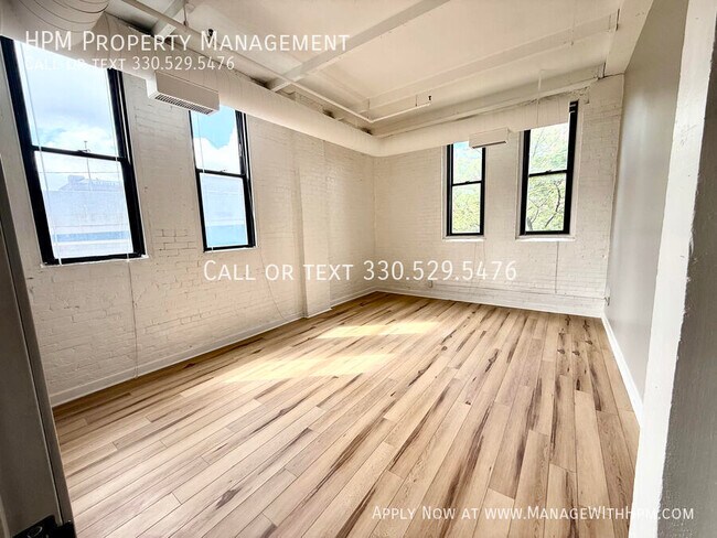 Building Photo - 1133 W 9th St