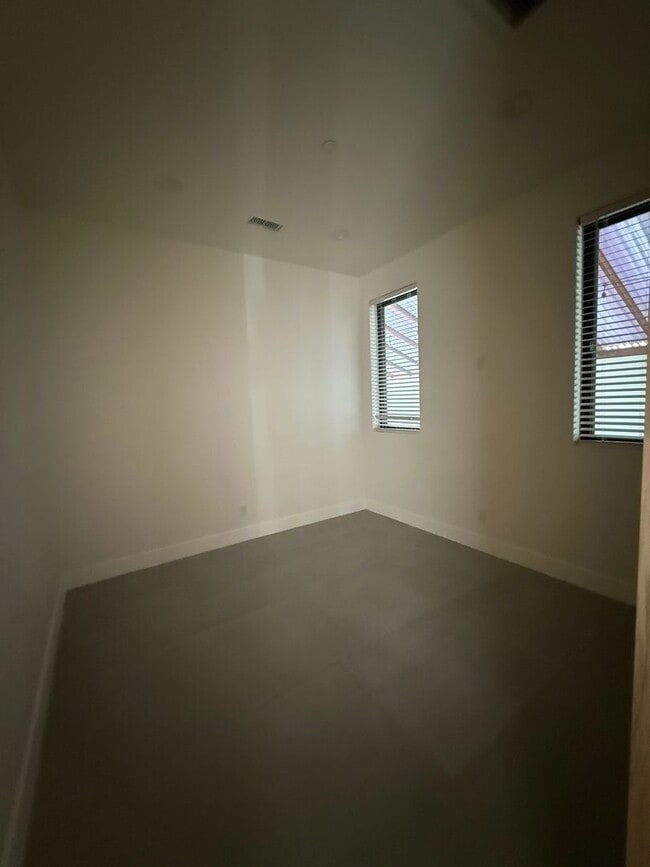 Building Photo - 3 bed, 2 bath ADU with private yard