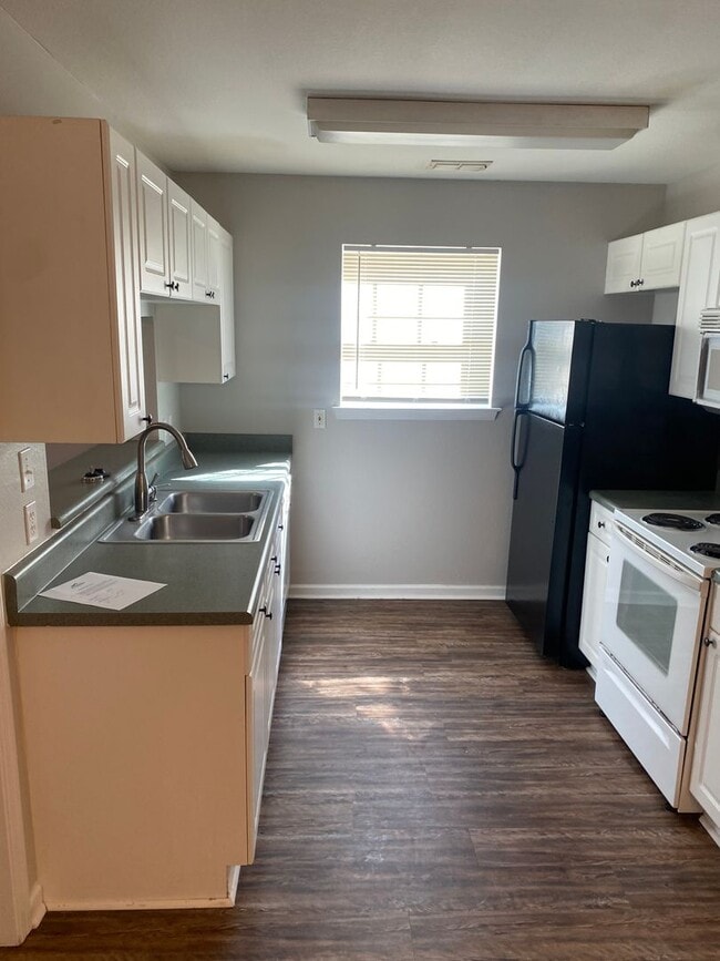 Building Photo - Beautiful 3 Bedroom 3 Bath