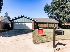 Building Photo - 925 St James Ct