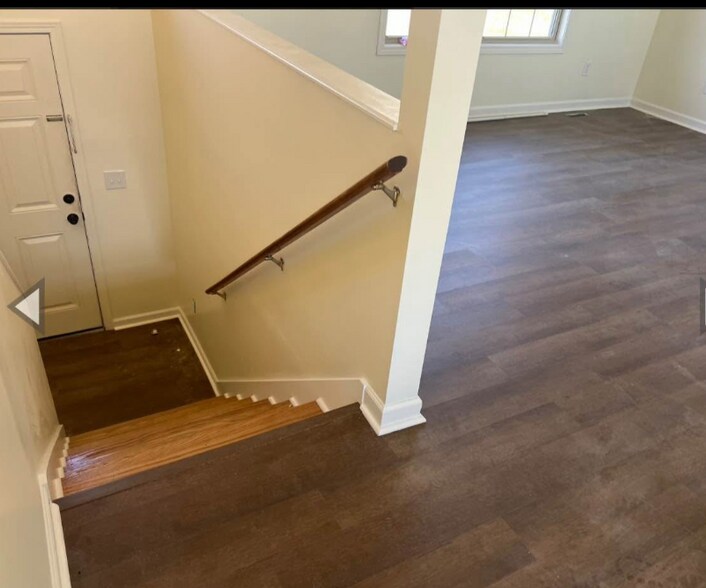 Building Photo - 120 Meadowlark