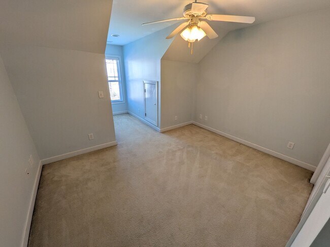 Building Photo - Beautiful 3 Bedroom, 2.5 Bath Home Located in the Kings Grant Golf Community!