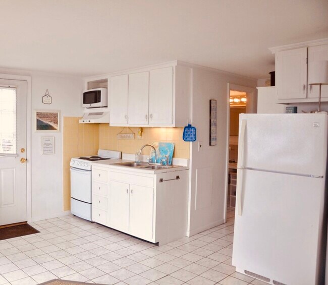 KITCHEN - 21 Hawes Ave