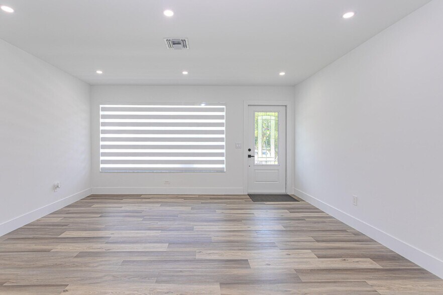 Building Photo - 1717 16th Ct N