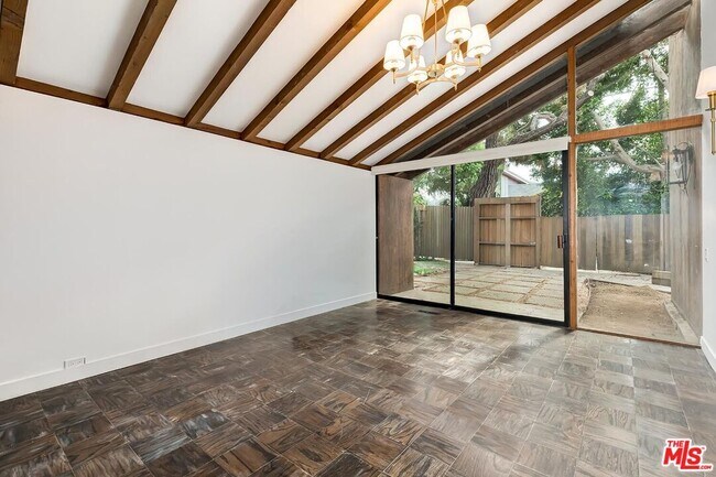 Building Photo - 515 N Roxbury Dr