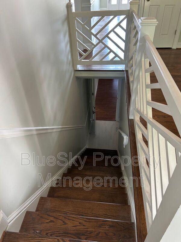 Building Photo - 492 Ednam Cir