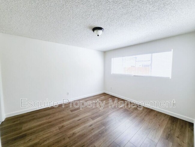 Building Photo - 2056 N Ventura Rd
