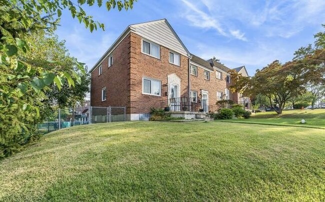 Building Photo - 3 Bedroom SemiDetached Home