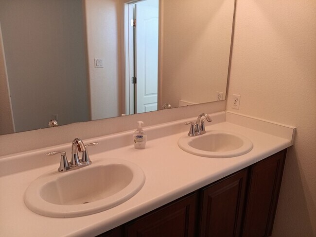 Building Photo - Beautiful 3 bedroom 3 bathroom home! Showi...