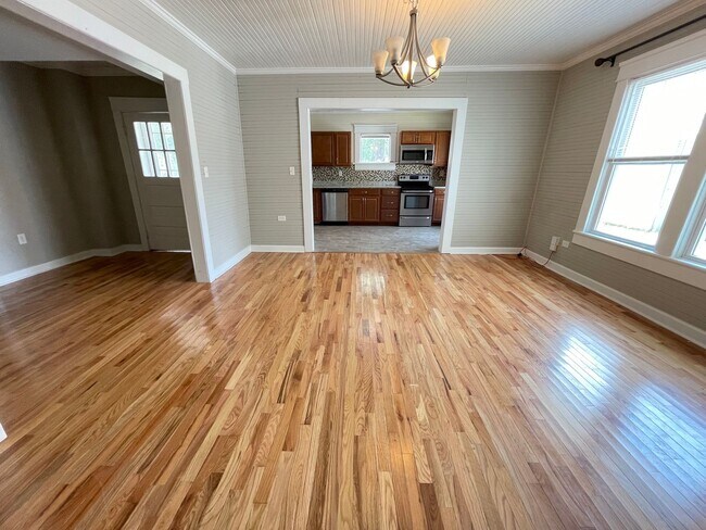 Building Photo - Stunning, renovated 7br home in the heart of Carrboro! Walk to downtown w/ ease, walk or bike to ...