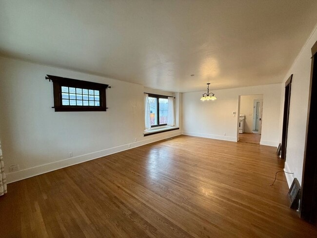 Building Photo - Spacious and Well-Equipped 3 Bed Spokane Home!!