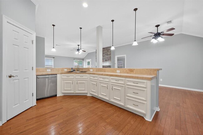 Building Photo - 3702 Sunset Cir
