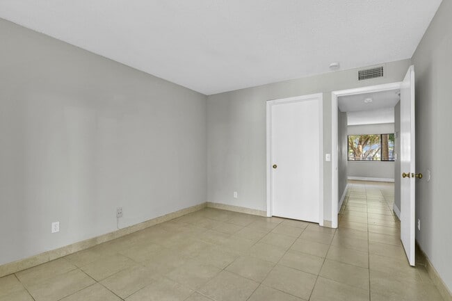 Building Photo - 112 Meadows Cir