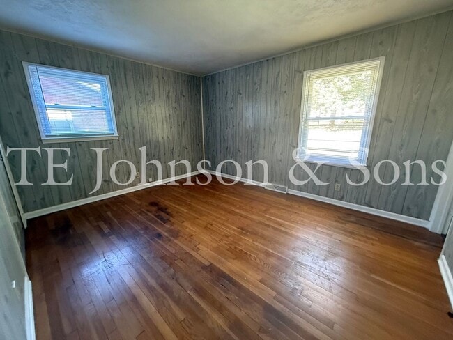 Building Photo - 3BR Home with Stainless Steel Appliances, Hardwood Floors & Carport