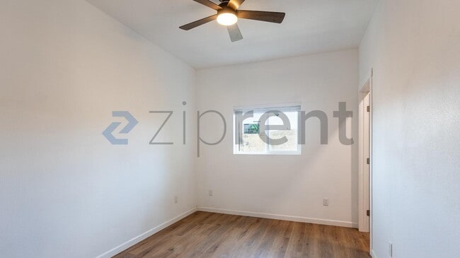 Building Photo - 307 E Thorn St