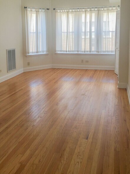 Building Photo - 4808 N Paulina St