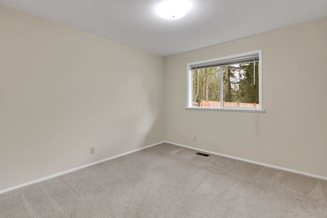 Building Photo - Spacious 3BR Home w/ Large Fenced Yard in Prime Woodinville Location