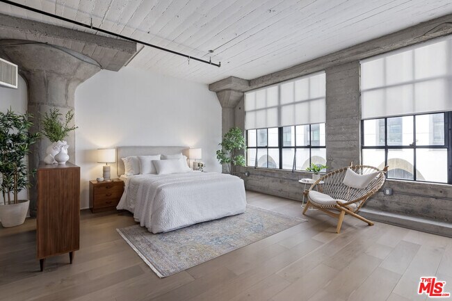 Building Photo - 200 N San Fernando Rd