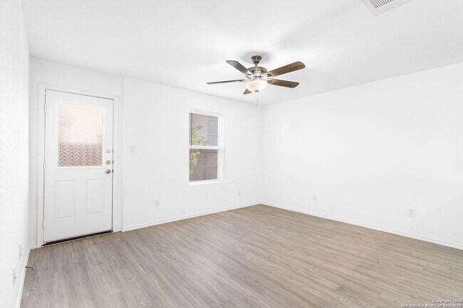 Building Photo - Charming Home Awaits: Spacious & Modern Living in a Prime Location