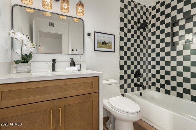 Building Photo - 516 E Greenway Dr