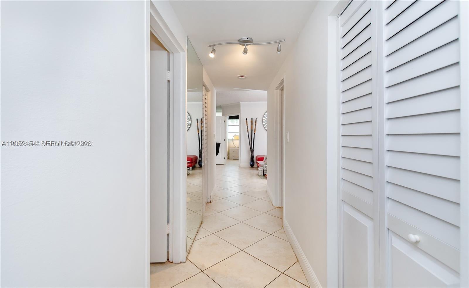 Building Photo - 905 Brickell Bay Dr
