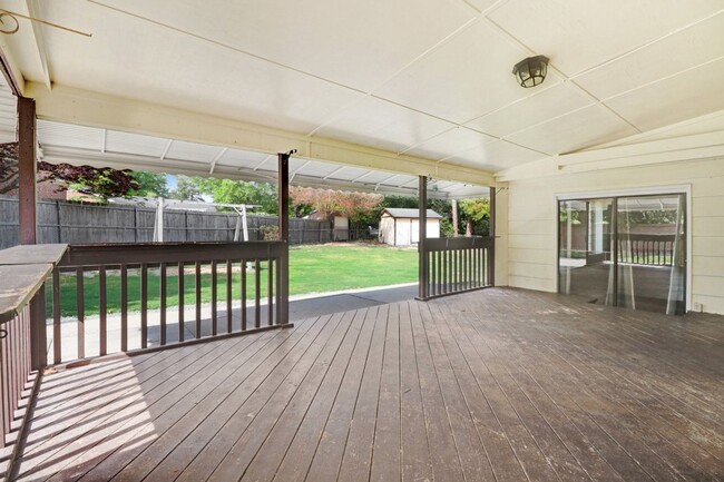 Building Photo - SPACIOUS Brick Home in Goldsboro w/ HUGE C...