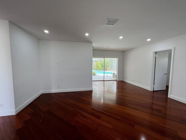 Building Photo - 1250 SW 15th Ave