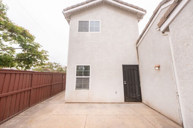 Building Photo - 511 Stork St